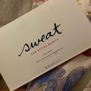 NIB sweat translucent mineral powder SPF 30